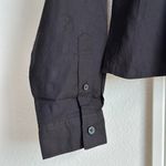 Everlane  The Way-Short Shirt in Silky Cotton in Black, Size Medium Photo 7