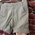 Patagonia Women’s khaki shorts Photo 2