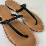 Old Navy EUC‎ |  women’s black thong strap sandals — size 7 Photo 4