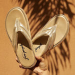 Free People Wonderland Thong SandalsWomens 39.5 Gold Platform Padded Strap NEW Photo 0