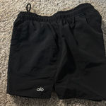Alo Yoga Woman’s black alo shorts  Photo 0