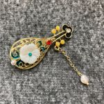 Vintage style Chinese Pipa Brooch‎ with Pearl Dangle, Cloisonné Style, 4.6x2cm Gold Photo 6