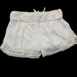 Rue 21 Women’s White Crepe Floral Crochet Shorts Size Small Photo 2