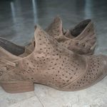 Daisy Fuentes Boots Photo 0