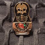 New Skeleton with Rose Tac Pin Great for Halloween 🎃 💀 Black Photo 1