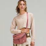 Lululemon All Night Festival Bag Vol 5 L in Spiced Chai Photo 2