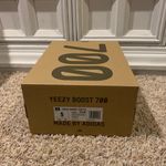 Yeezy Boost 700 Hospital Blue Photo 3