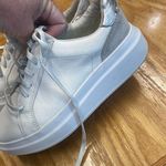 UGG  Athletic Shoes Women's 7 White Leather Lace Up Round Toe Low Top Sneaker S20 Photo 4