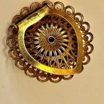 Gold tone ornate green stone scarf clip Photo 5