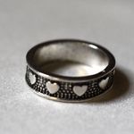 Source Unknown Old School Ring Of Hearts Silver Tone Metal Band Size 6 Casual Trendy Ring Photo 1