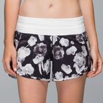 Lululemon  Womens Tracker Active Athletic Running Shorts Size 6 Inky Floral Black Photo 0