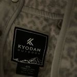 Kyodan  women’s Gray white quilted animal print leopard Patterned fleece Pullover Photo 1