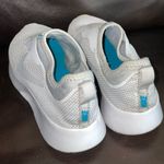 Nike  Women Tanjun size 6 902866-101 White/Pure Platinum slip on sneakers running Photo 3