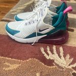 Nike Women’s  270 Air Max Shoes Photo 3