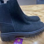 Blondo Bandit Women 8 M Black Suede Side Zip Water-Proof Round Toe Chelsea Photo 3