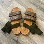Muk Luks About It Ankle Strap Sandals Women’s sz 9 Taupe Floral Embossed Beach Green Photo 2