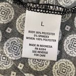 Roz & Ali  | Black & White Medallion Print Sleeveless Top | Large Photo 6