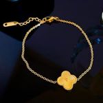Simple Gold Clover Bracelet Photo 1