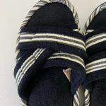 Isotoner EUC | women’s solid bottom slippers — size 7.5-8 Photo 2