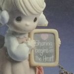 Vintage 1989 Precious Moments Round Pin Back Button Photo 1