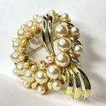 Brooch Pin Ivory Pearl Encrusted Wreath Gold Tone Photo 1