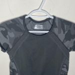 Athleta Fastest Track Grey Camo Scrunch athletic t-shirt size XS Photo 3