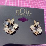 Noir stud circle white flower pearl fine paved butterfly gold tone earrings Photo 4