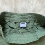 Gymshark 's green athletic shorts Photo 2