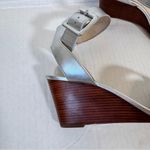 Louise et Cie  Silver Leather Peep Toe Wedge Heels Womens 8.5 Ankle Strap Sandals Photo 7
