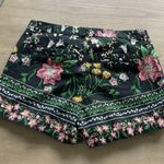 Old Navy  floral 3.5” everyday shorts sz 4 EUC Photo 3