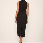 Commense Red Sleeveless V Photo 2