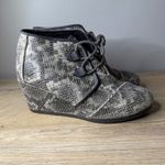 Toms  Desert Wedge Booties Womens 8 Grey Python Animal Print Lace Up Ankle Boots Photo 1
