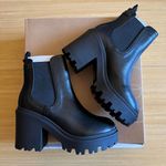 Urban Outfitters Chelsea Boots Photo 0