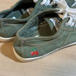 le temps des cerises Olive Green Canvas 8.5 Cherry Embroidered Sneakers Sz 39 Photo 6