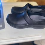 Crocs  Womens 9 Black Dual Comfort Nurse Work Shoe Clogs Photo 7