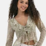 No Boundaries  Light Green Floral Crop Top Blouse; medium Photo 0