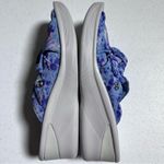 Bzees  7W Blue Tie DyeBow Embellished Washable Slide Sandals Photo 5