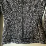 Lululemon Women’s 6 Lightly Jacket Luon Suited Jacquard Black White. Photo 3
