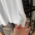 Vuori  energy tank top workout tee sleeveless logo crewneck performance jersey Photo 4