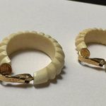 Vintage Signed Vogue Carved Appearance Cream Clip On Non Earrings Gold Tone Photo 6