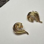 Avon Gold Tone Metal Feather Clear Rhinestone Pierced Stud Earrings Photo 7
