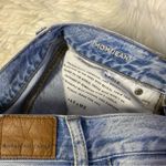 American Eagle  Mom Jeans – Size 6 Long – Light Wash Photo 4
