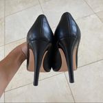 Gianvito Rossi Like New Sz 38 Black Leather Pumps Photo 3