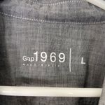 Gap NWOT  women’s gray fitted boyfriend denim button front long sleeve shirt‎ L Photo 3