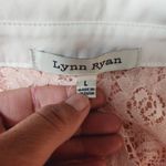 Lynn Ryan Pink Lace Sleeveless Contast Collar High Low Button Down Size Large Photo 4