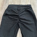 NWOT famous TikTok leggings. Scrunchies in the back. Size small Black Photo 2