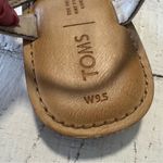 Toms Lexie Sandals size 9.5 Tan Canvas Diamond Tribal Print Ankle Strap Thong Photo 5