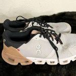 on cloud  Womens Gray White Athletic Cloudflow Trail Running Hiking Shoes US 9.5 Photo 0