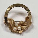 Sarah Vintage  Coventry Endearing Gold Tone Wreath Circle Pearls Pin Brooch Photo 0