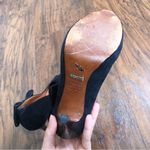 Schutz • peep toe platform pumps black suede patent bow retro twee Photo 9